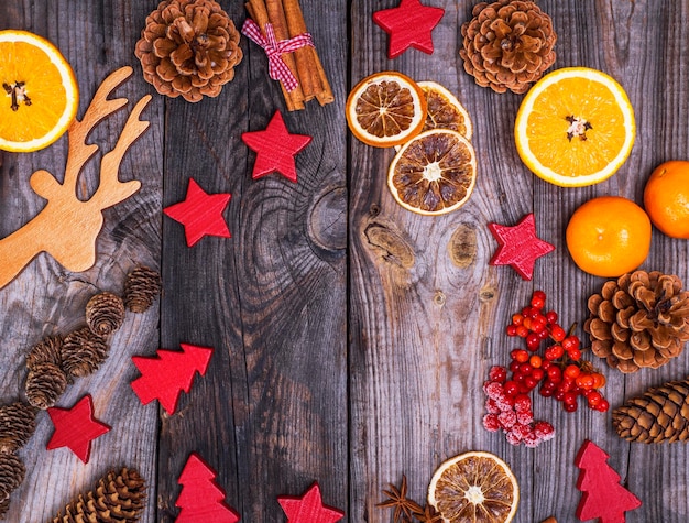 Foto diretamente acima de frutas disparadas e decorações de natal na mesa