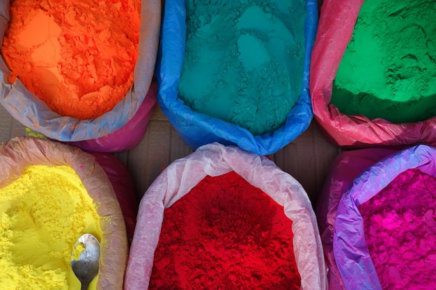 Diretamente acima de um tiro de pó colorido em sacos