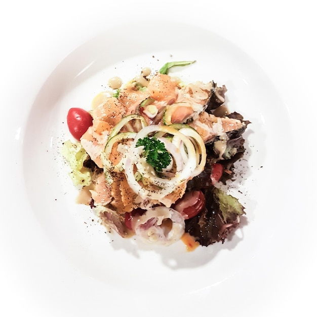 Diretamente acima de uma foto de comida em um prato em fundo branco