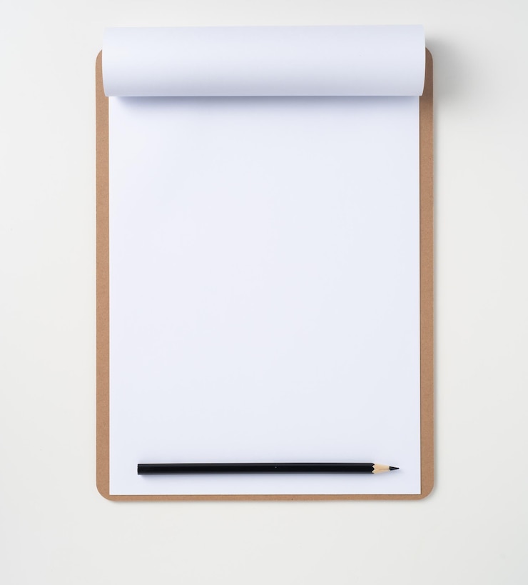 Foto diretamente acima de uma foto de lápis em papel vazio em clipboard contra fundo branco