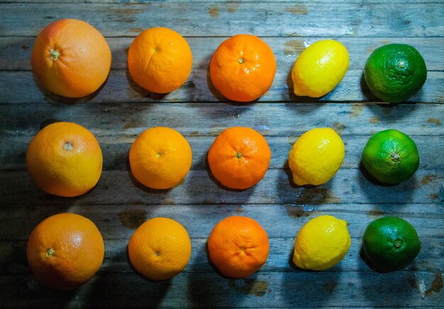 Foto diretamente acima de várias frutas cítricas dispostas na mesa