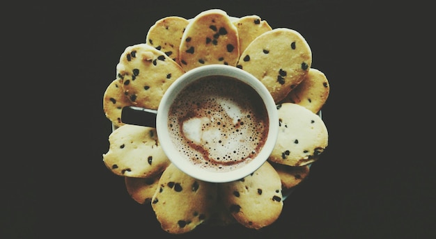 Diretamente acima do copo de café com biscoitos