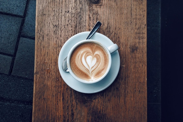 Diretamente acima do copo de café na mesa