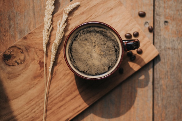 Diretamente acima do copo de café na mesa