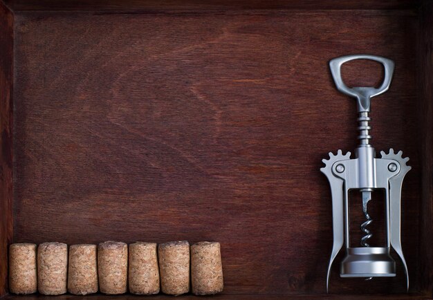 Diretamente acima do copo de vinho no copo na mesa