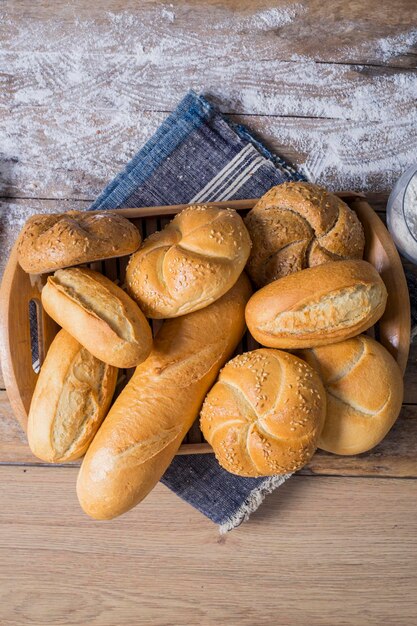 Foto diretamente acima do pão na mesa.