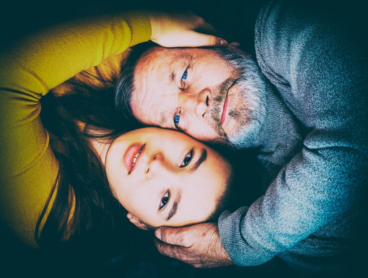 Foto diretamente acima do retrato de um homem idoso com a neta