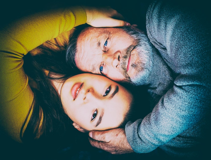 Foto diretamente acima do retrato de um homem idoso com a neta