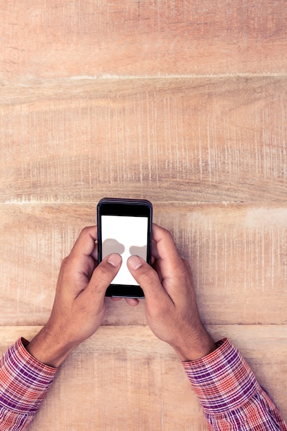 Foto diretamente acima do tiro da pessoa que texting no telefone esperto