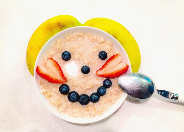 Diretamente acima do tiro de aveia e frutas servidos em tigelas na mesa