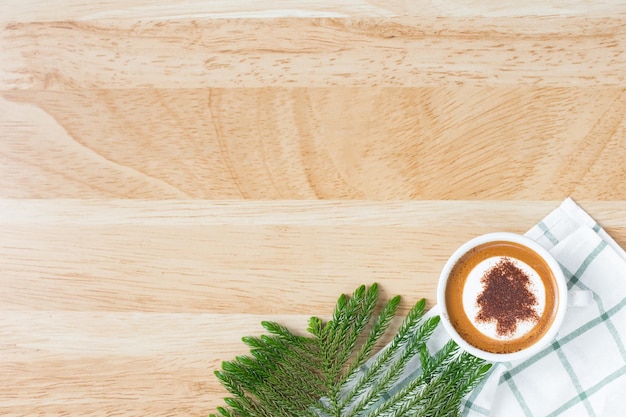 Foto diretamente acima do tiro de café com agulhas na mesa