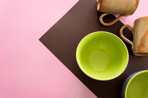 Diretamente acima do tiro de café multicolorido na mesa