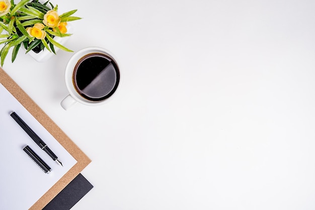 Diretamente acima do tiro de café na mesa contra um fundo branco