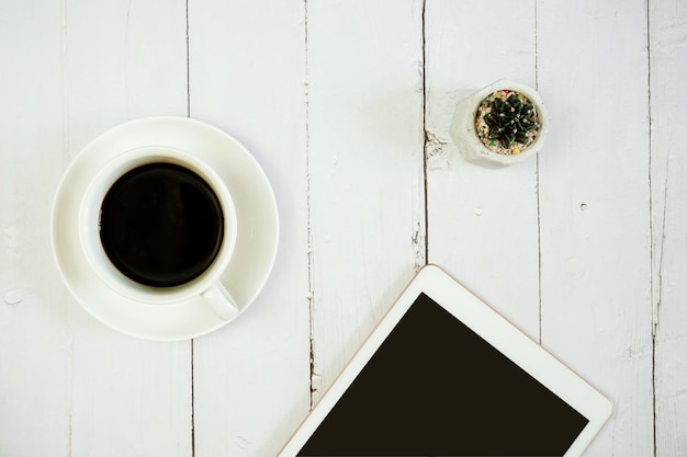 Diretamente acima do tiro de café preto na mesa