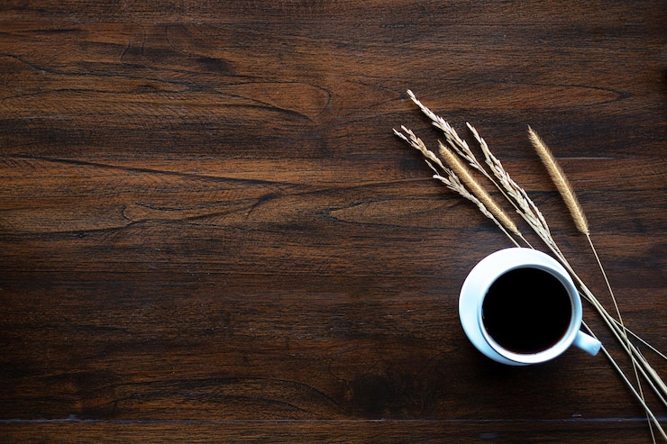 Foto diretamente acima do tiro de café preto na mesa
