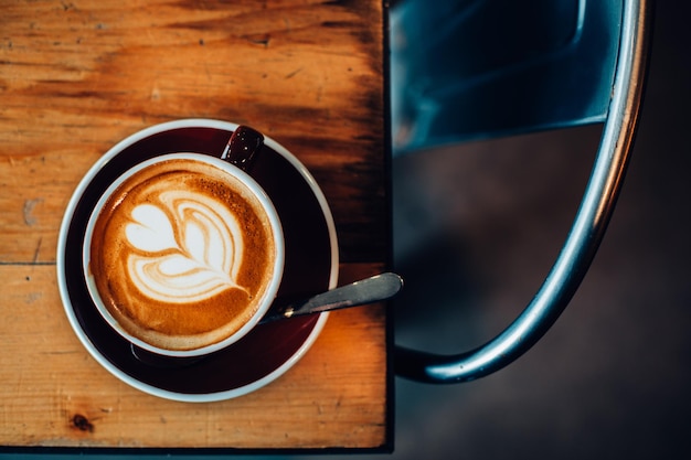 Diretamente acima do tiro de cappuccino na mesa