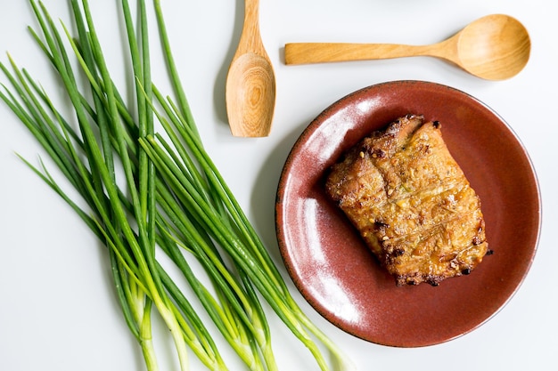 Diretamente acima do tiro de carne com cebolas sobre fundo branco