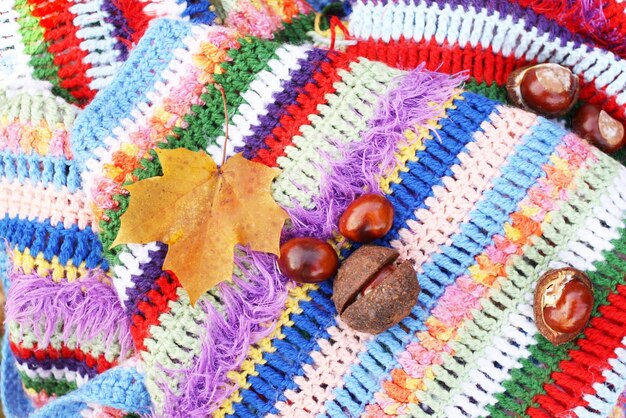 Foto diretamente acima do tiro de castanhas em têxteis multicoloridos