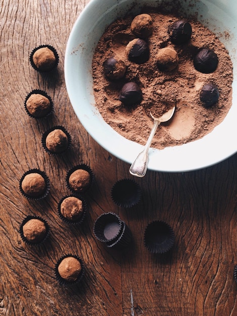 Diretamente acima do tiro de chocolate e café em uma tigela em uma mesa de madeira