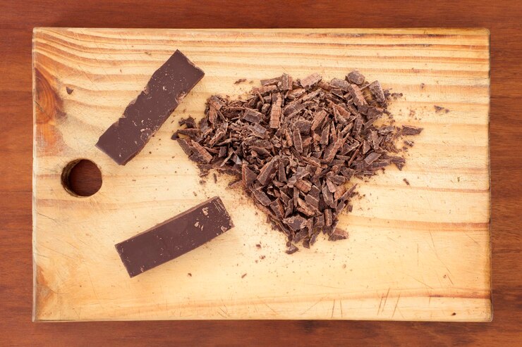 Foto diretamente acima do tiro de chocolate picado na tábua de cortar