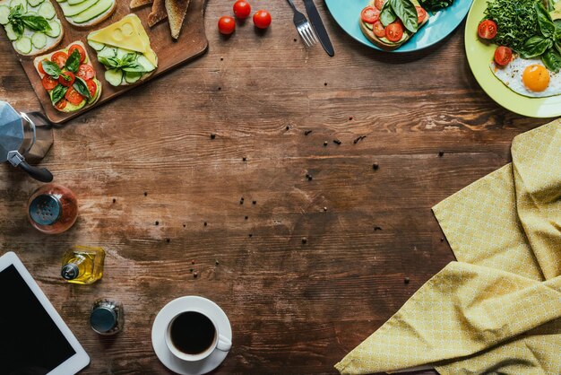 Foto diretamente acima do tiro de comida na mesa