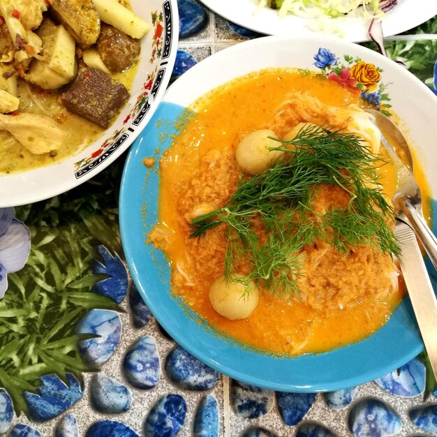 Foto diretamente acima do tiro de comida no prato na mesa