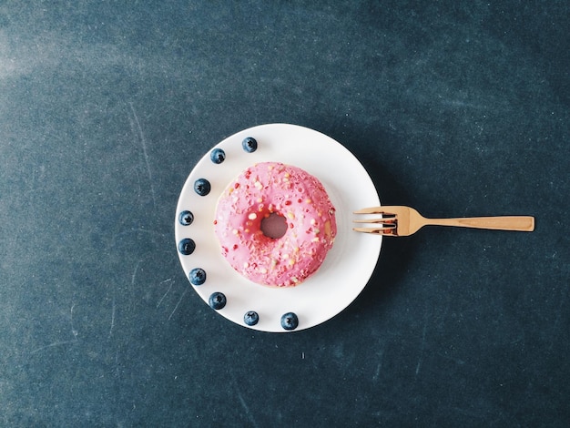Diretamente acima do tiro de donut no prato na mesa.