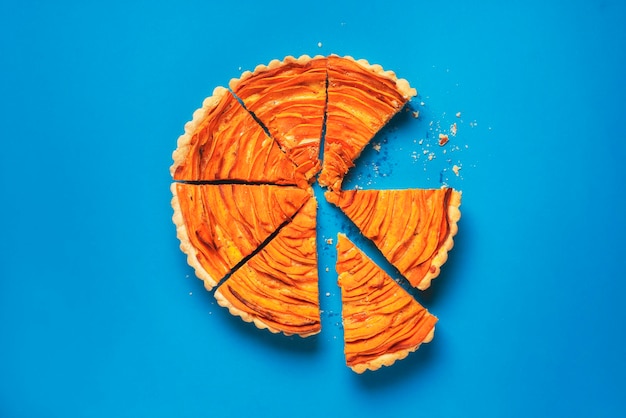 Foto diretamente acima do tiro de fatia de laranja na mesa azul