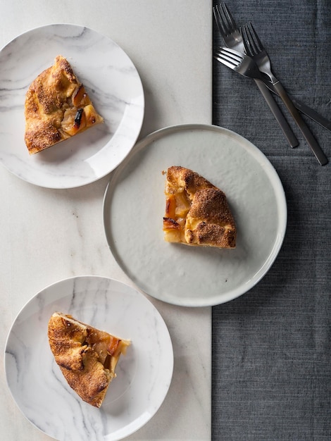 Diretamente acima do tiro de fatias de tarte em pratos na mesa