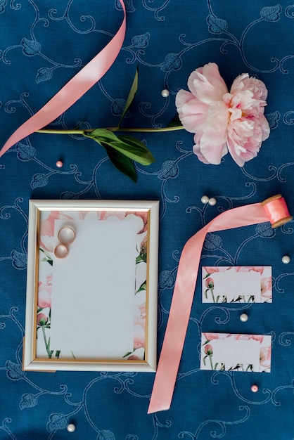 Diretamente acima do tiro de flor vermelha na mesa