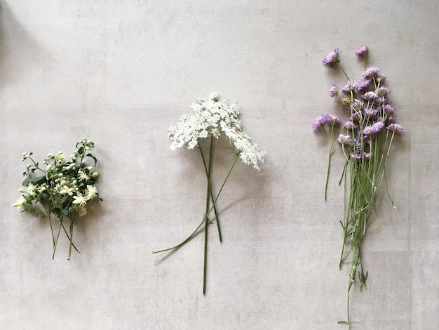 Diretamente acima do tiro de flores na mesa