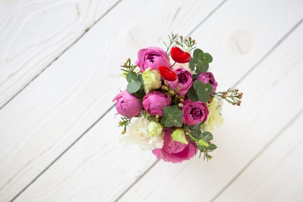 Foto diretamente acima do tiro de flores na mesa