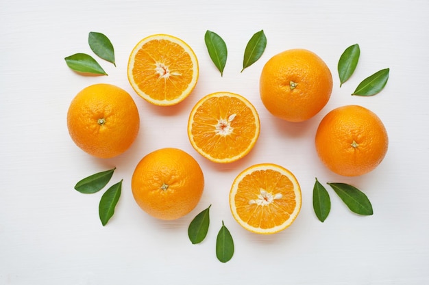 Diretamente acima do tiro de frutas de laranja na mesa