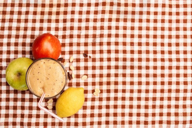 Diretamente acima do tiro de frutas de laranja na mesa