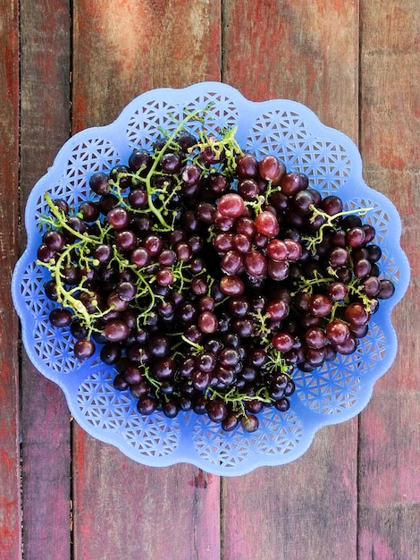 Foto diretamente acima do tiro de frutas em uma tigela na mesa