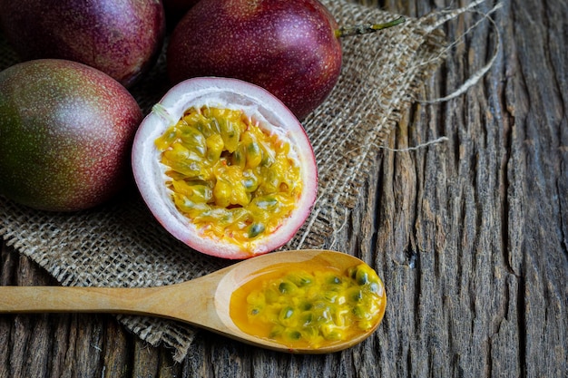 Foto diretamente acima do tiro de frutas na tigela