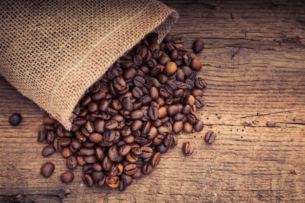 Diretamente acima do tiro de grãos de café torrados na mesa