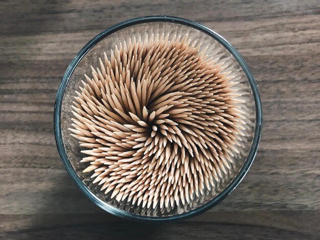 Diretamente acima do tiro de palitos de dente em recipiente na mesa