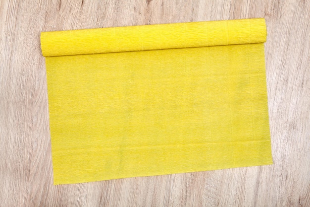 Foto diretamente acima do tiro de papel amarelo na mesa