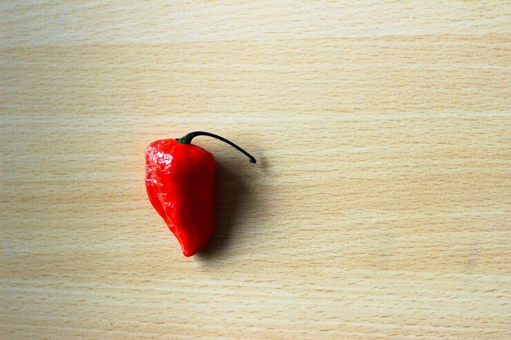 Foto diretamente acima do tiro de pimenta vermelha na mesa