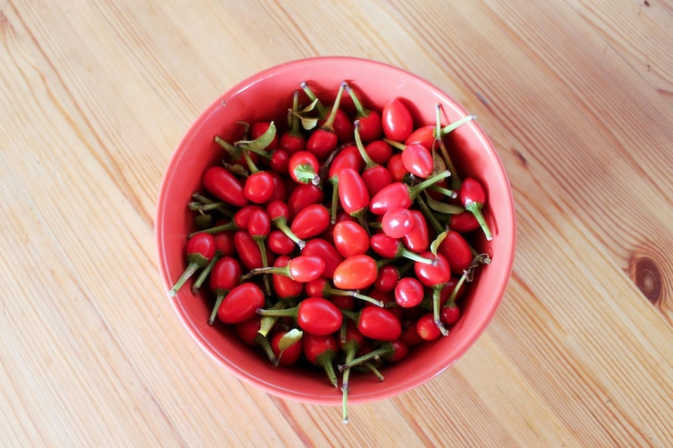 Foto diretamente acima do tiro de piri piri pimentas em uma tigela na mesa