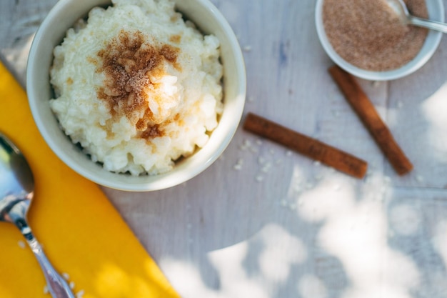 Foto diretamente acima do tiro de pudim de arroz na tigela na mesa