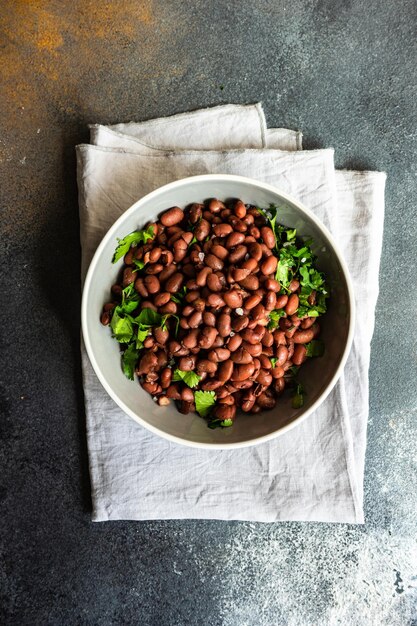 Foto diretamente acima do tiro de salada em uma tigela na mesa