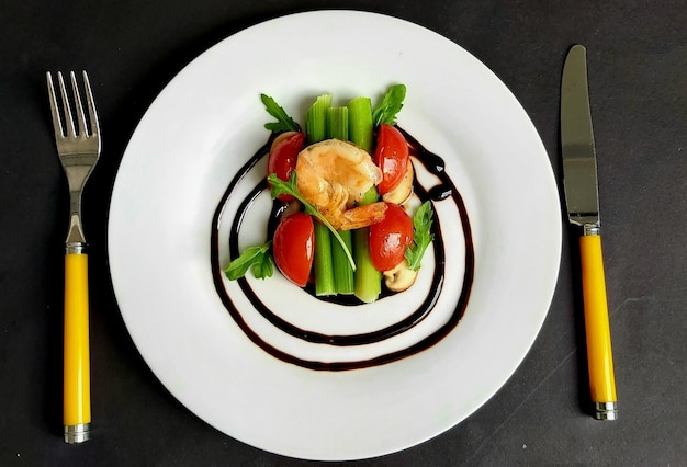 Diretamente acima do tiro de salada no prato na mesa