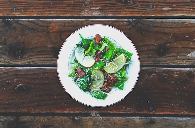 Diretamente acima do tiro de salada servido em prato na mesa