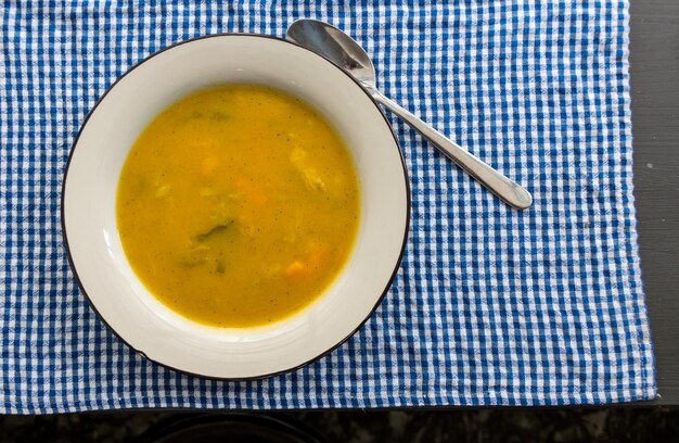 Foto diretamente acima do tiro de sopa servida na mesa