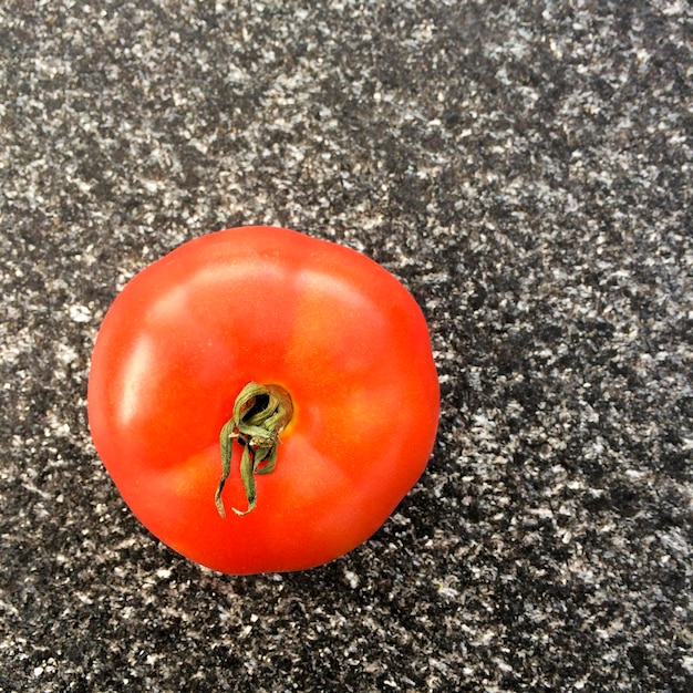 Foto diretamente acima do tiro de tomate no chão