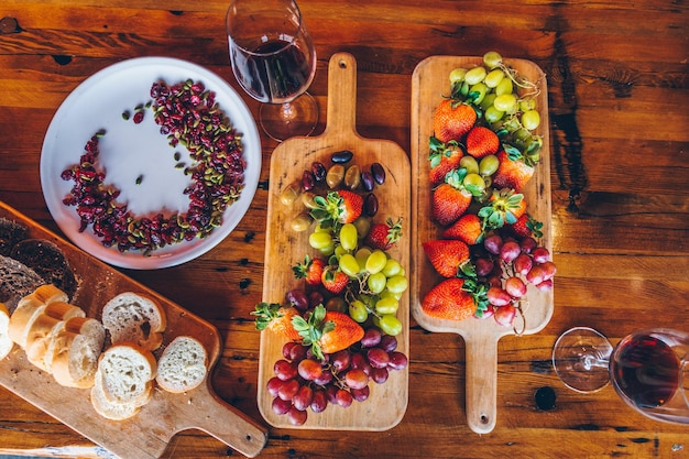 Diretamente acima do tiro de vários alimentos em uma mesa de madeira