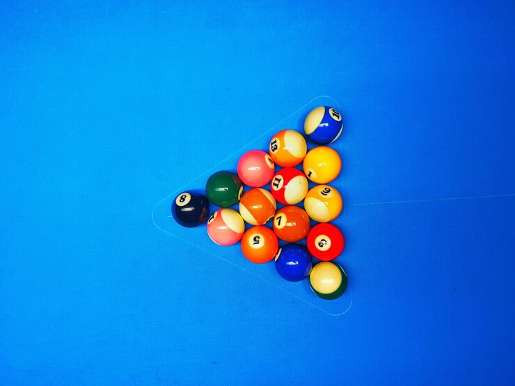 Foto diretamente acima vista de bolas coloridas na mesa de bilhar