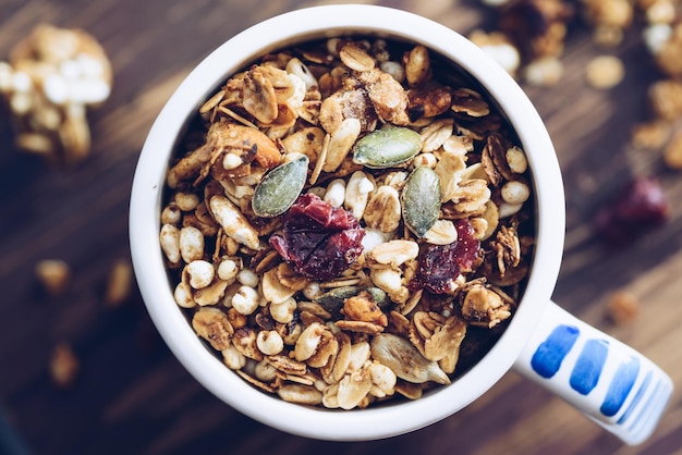 Diretamente acima vista de muesli fresco em copo na mesa